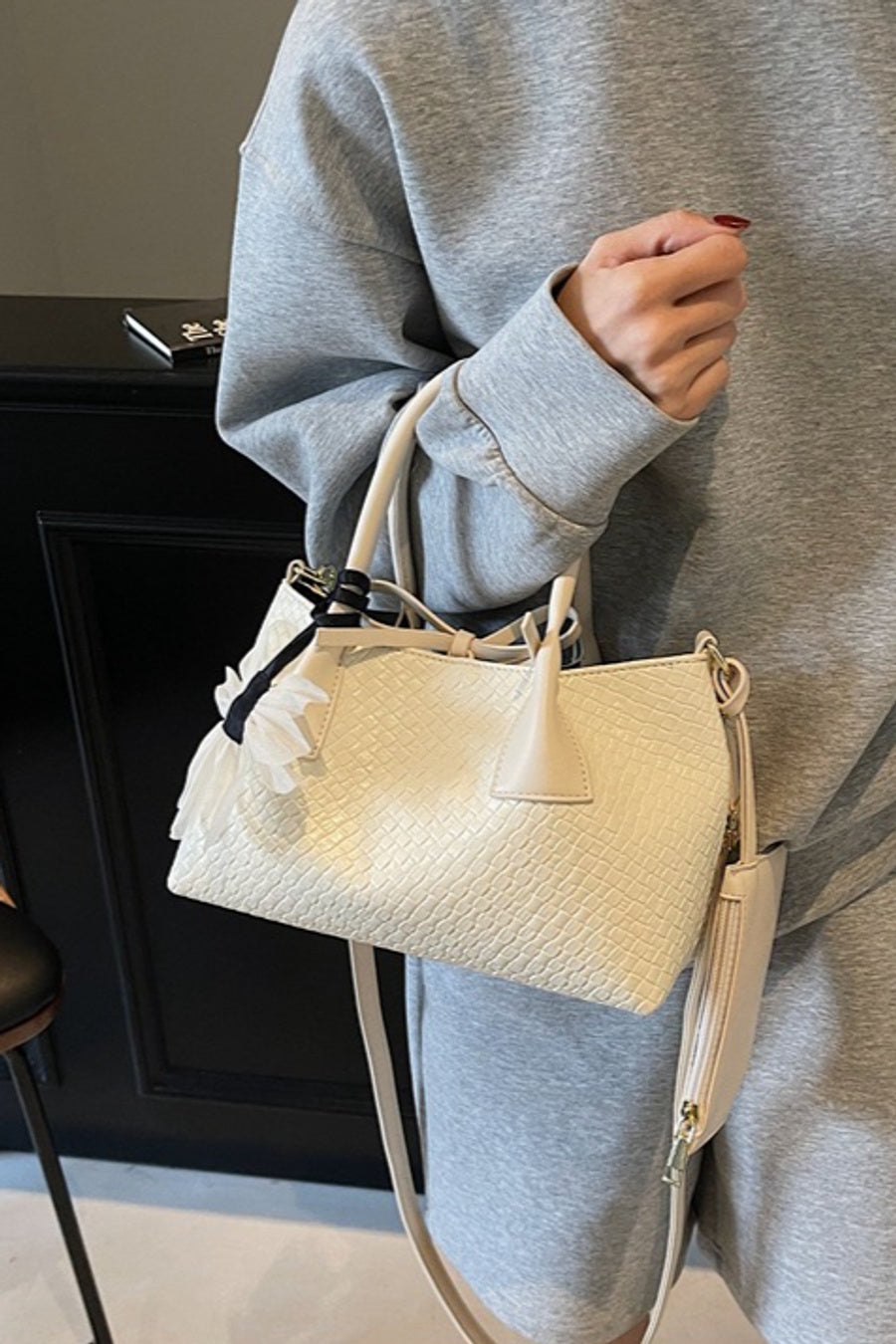 Stylish new 5 colors weave pu high-capacity flower pendant crossbody handbag