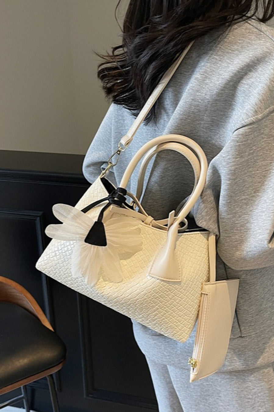 Stylish new 5 colors weave pu high-capacity flower pendant crossbody handbag