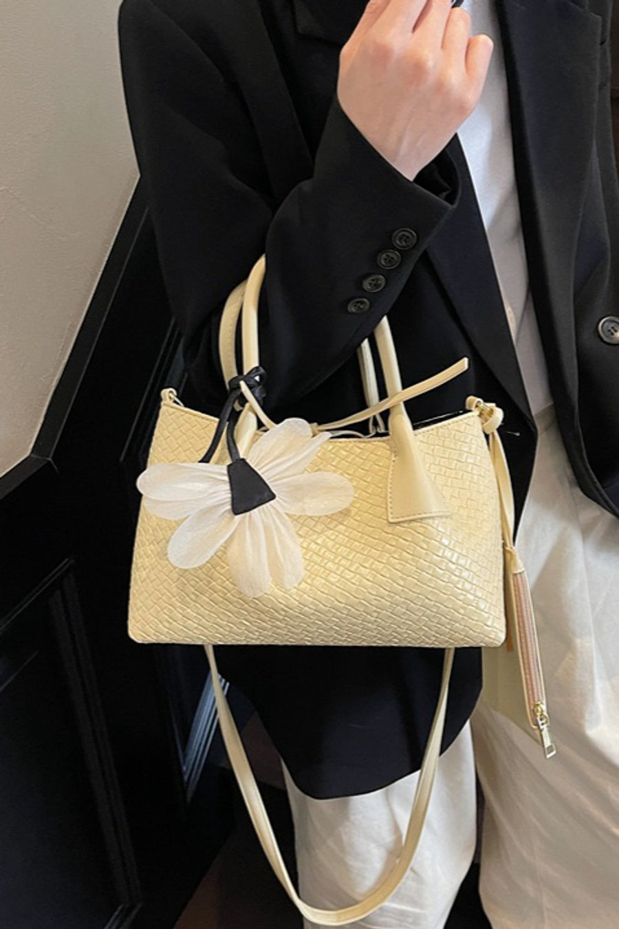 Stylish new 5 colors weave pu high-capacity flower pendant crossbody handbag