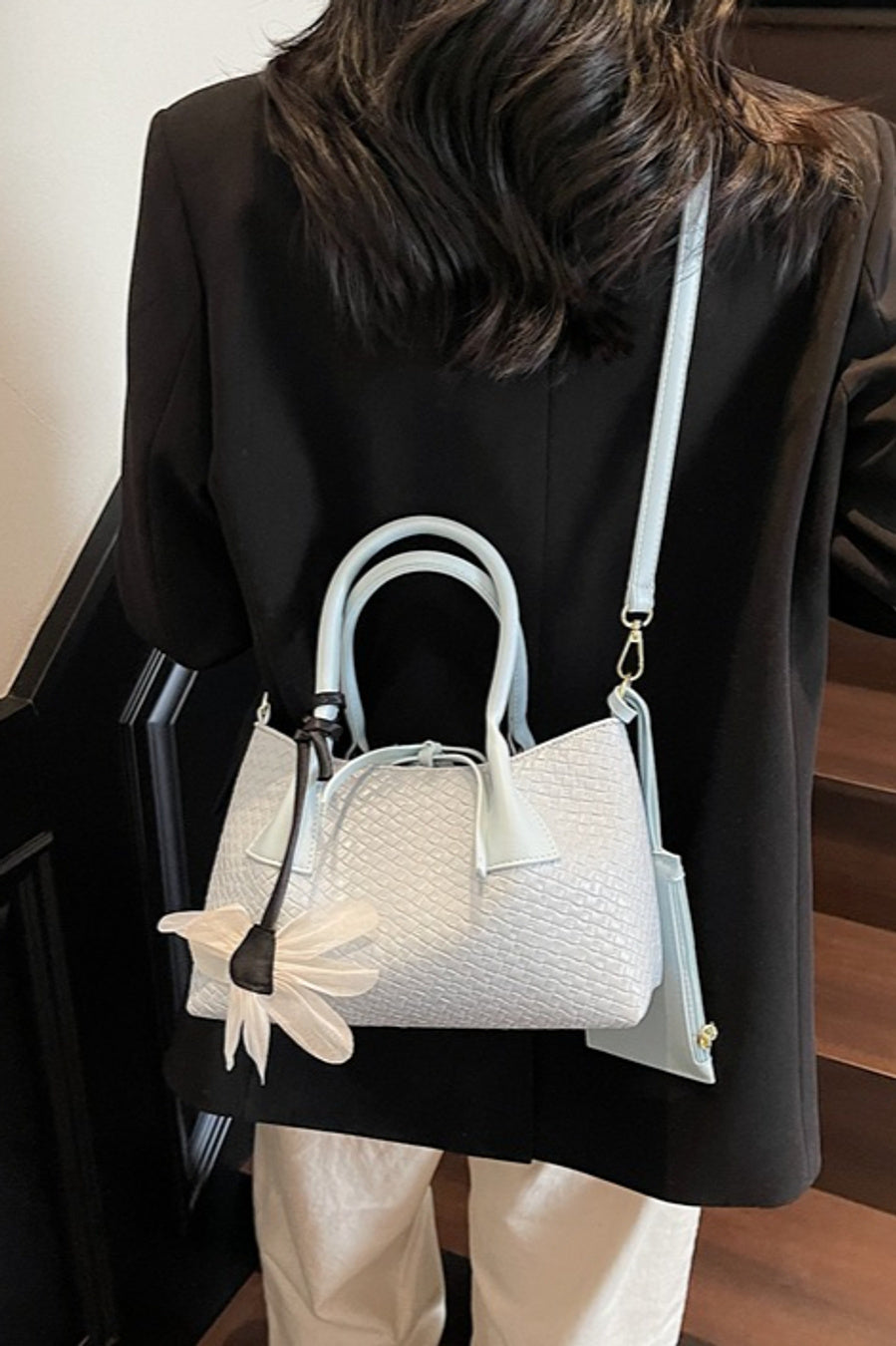 Stylish new 5 colors weave pu high-capacity flower pendant crossbody handbag