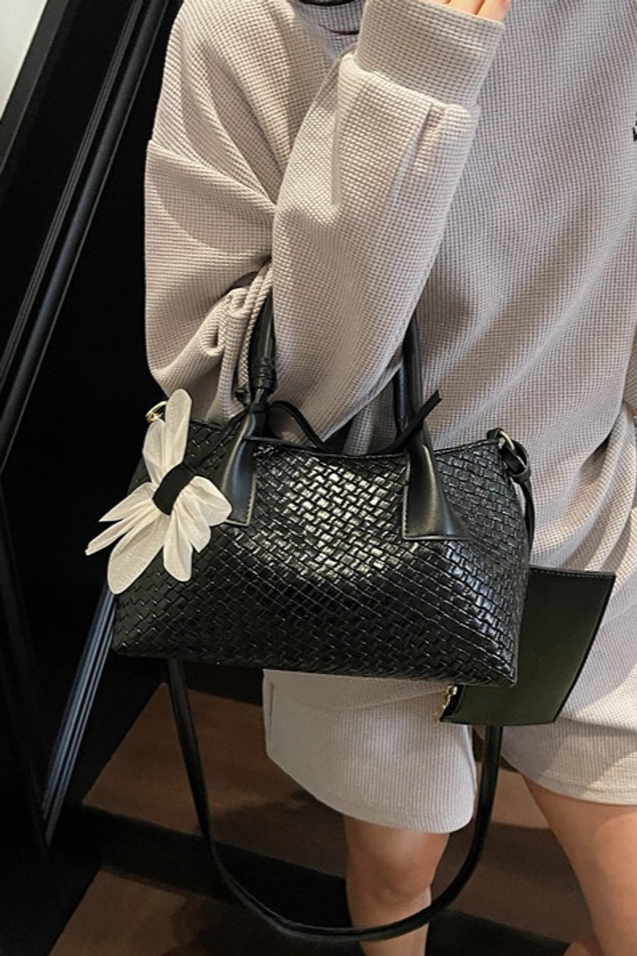 Stylish new 5 colors weave pu high-capacity flower pendant crossbody handbag