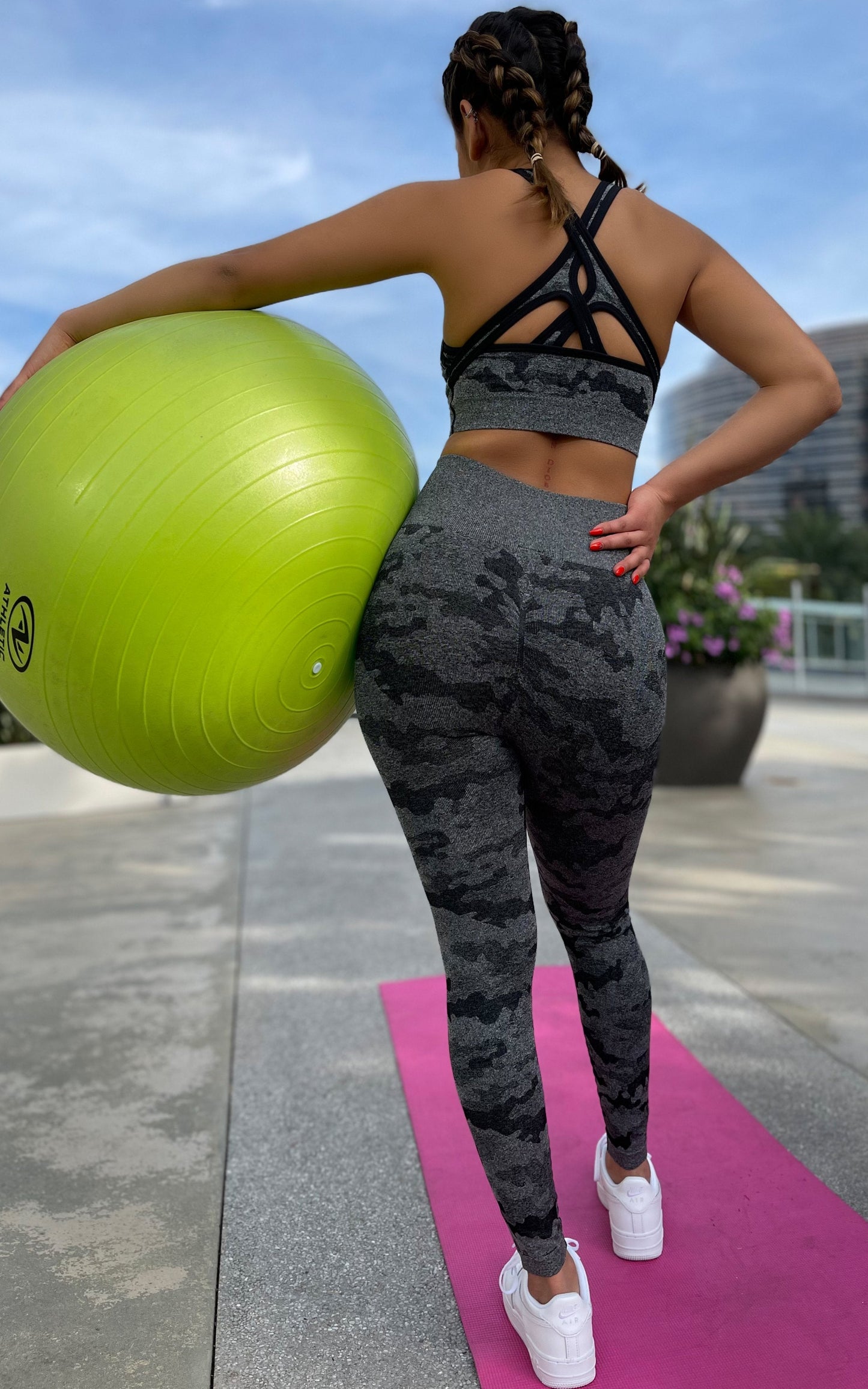 Wonderflex: Seamless Workout Outfit in Black Camouflage